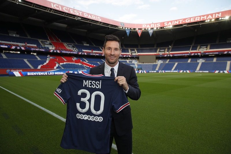 Lionel Messi in PSG shirt with Ooredoo logo