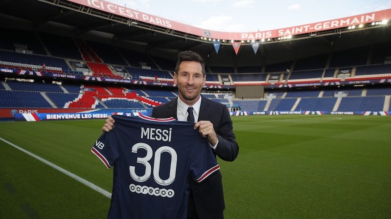 Lionel Messi in PSG shirt with Ooredoo logo