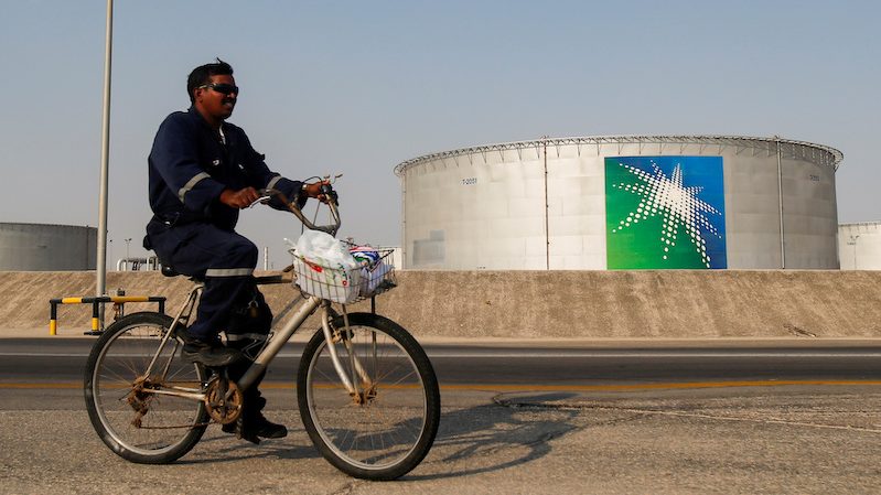 Saudi extends oil cut