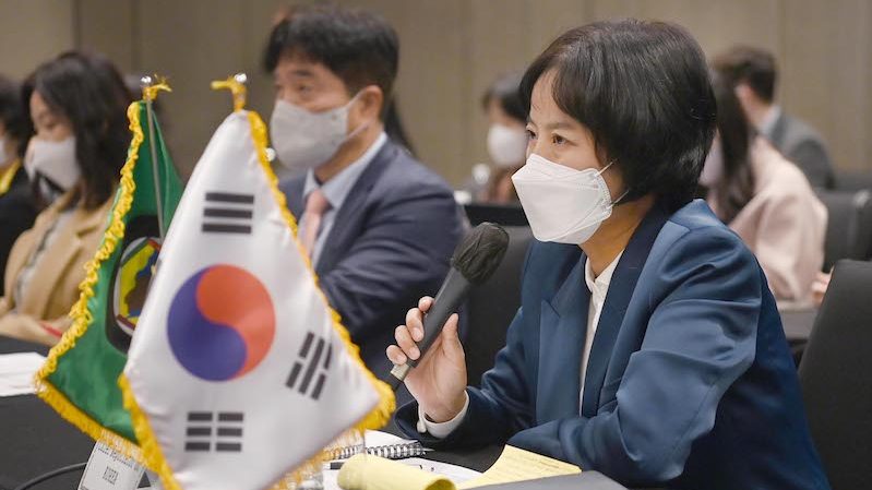 Korea's chief negotiator, Kwon Hye-jin, greets GCC delegates in Seoul on October 24