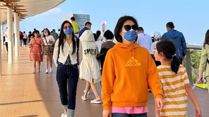 Chinese shoppers at a mall in Sanya, Hainan province, on January 25. Analysts expect China's economy to recover quickly after the lifting of Covid restrictions