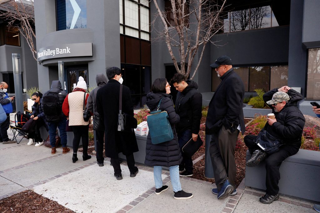 Customers line up outside of the Silicon Valley Bank headquarters,
