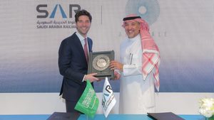 Paolo Barletta, CEO of Arsenale, with Saudi Arabia Railways chief Bashar Al Malik