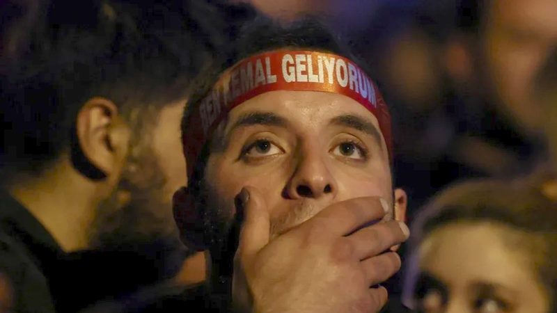 A supporter of Kemal Kılıçdaroğlu, presidential candidate of Turkey’s main opposition alliance, awaits the election results