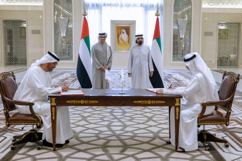 UAE prime minister Sheikh Mohammed bin Rashid looks on as Masdar chairman Sultan Al Jaber and Dewa CEO Saeed Mohammed Al Tayer sign the solar park agreement