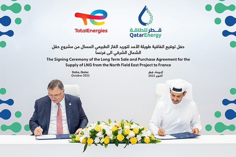 TotalEnergies CEO Patrick Pouyanne and QatarEnergy CEO Saad Al-Kaabi sign the agreement in Doha