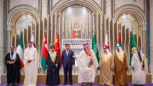 President Xi Jinping poses with Arab leaders during his trip to the Gulf last December