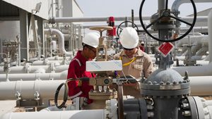 Workers at Majnoon oil field in Iraq. Analysts do not expect the conflict to have a big effect on oil supply