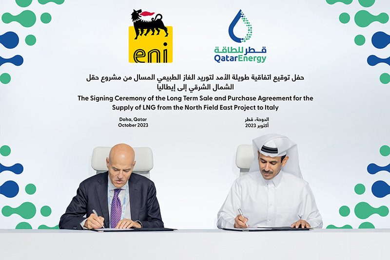 Eni CEO Claudio Descalzi and QatarEnergy CEO Saad Al Kaabi sign the long-term LNG delivery contract