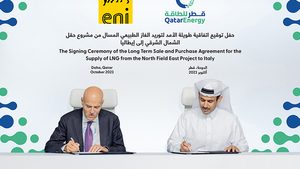 Eni CEO Claudio Descalzi and QatarEnergy CEO Saad Al Kaabi sign the long-term LNG delivery contract