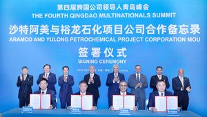 Officials and executives from Shandong Energy Group and Aramco Asia at the signing ceremony