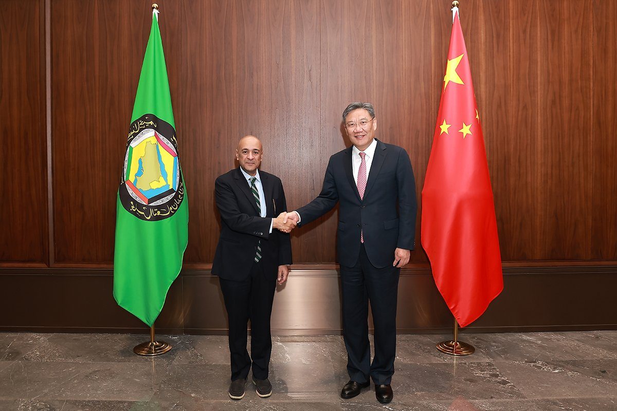 Jasem Mohamed Albudaiwi and Wang Wentao at the talks in Guangzhou