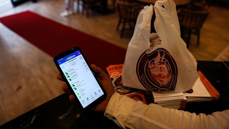 As inflation soars and the Turkish lira plunges, Turks are seeking stability in cryptocurrency, making it the 12th biggest global market cryptocurrency payment in Turkish restaurant Turkey