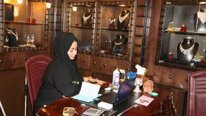 Saudi woman working in a jeweller