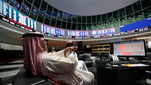 Traders at the Bahrain stock market. New platform Absolute Collateral will enable banks within each country to trade bonds together