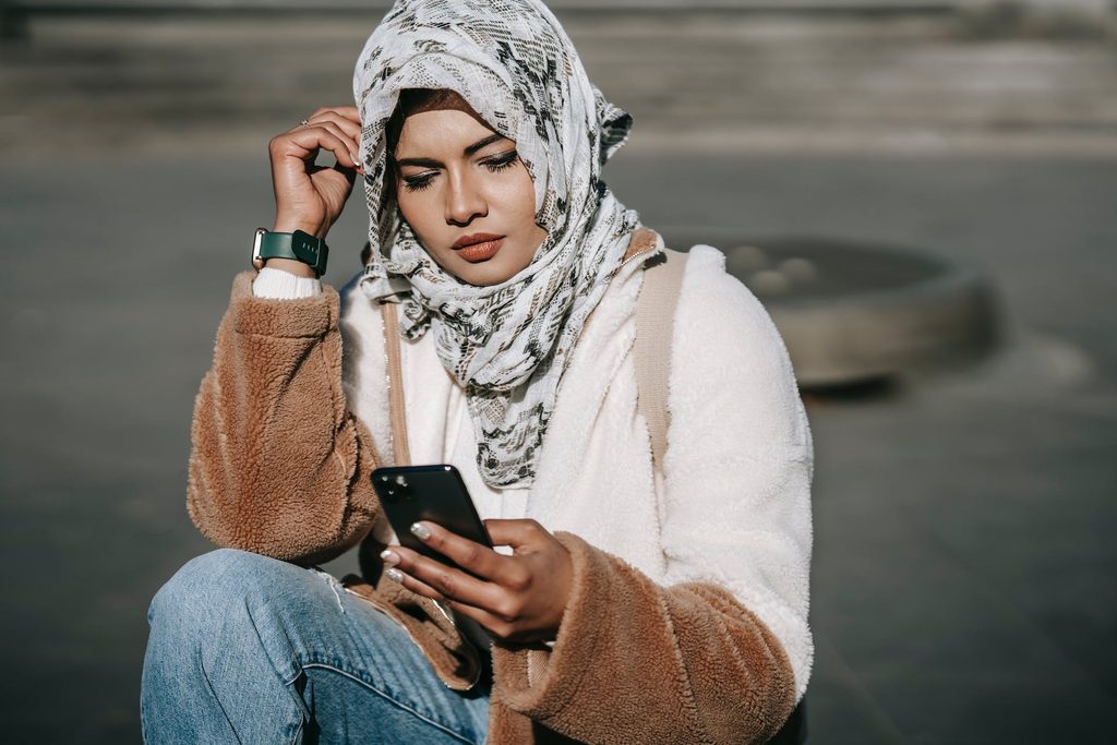 A young arab woman with a mobile phone: hackers are targeting WhatsApp users