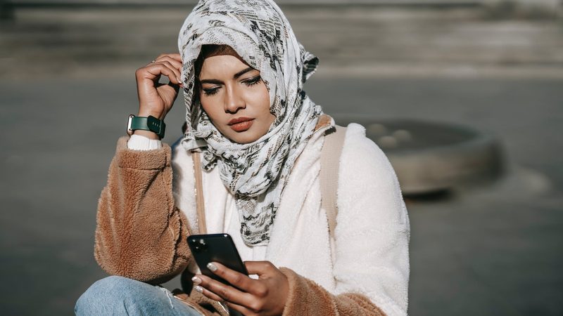A young arab woman with a mobile phone: hackers are targeting WhatsApp users