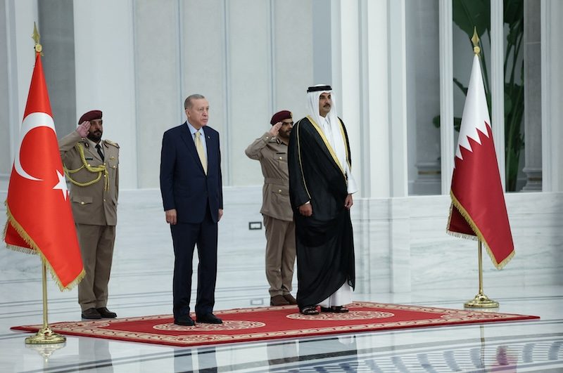 Turkish president Tayyip Erdoğan is welcomed by Qatar's Emir Sheikh Tamim Bin Hamad Al Thani in Doha