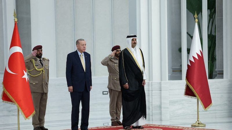 Turkish president Tayyip Erdoğan is welcomed by Qatar's Emir Sheikh Tamim Bin Hamad Al Thani in Doha