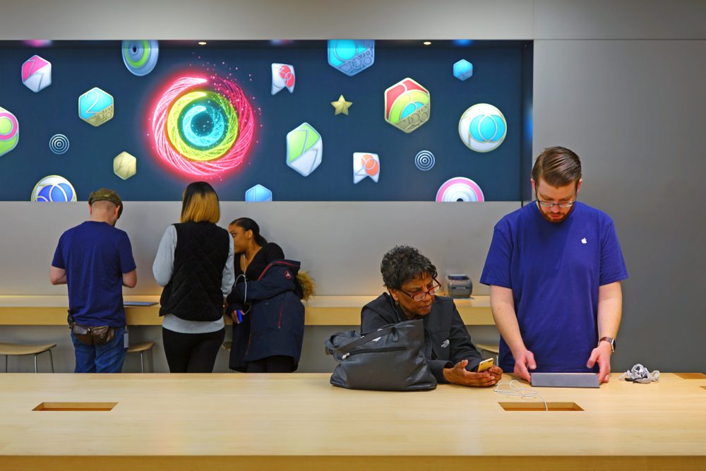 Customers getting help at an Apple Genius Bar - climate tech needs a similar team of dedicated problem-solvers