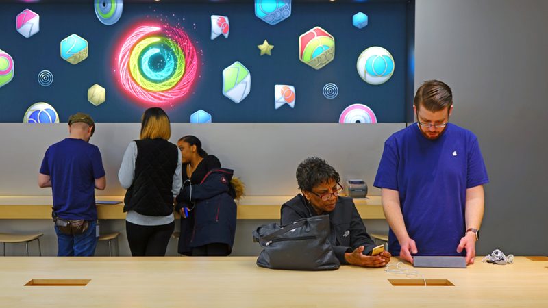 Customers getting help at an Apple Genius Bar - climate tech needs a similar team of dedicated problem-solvers