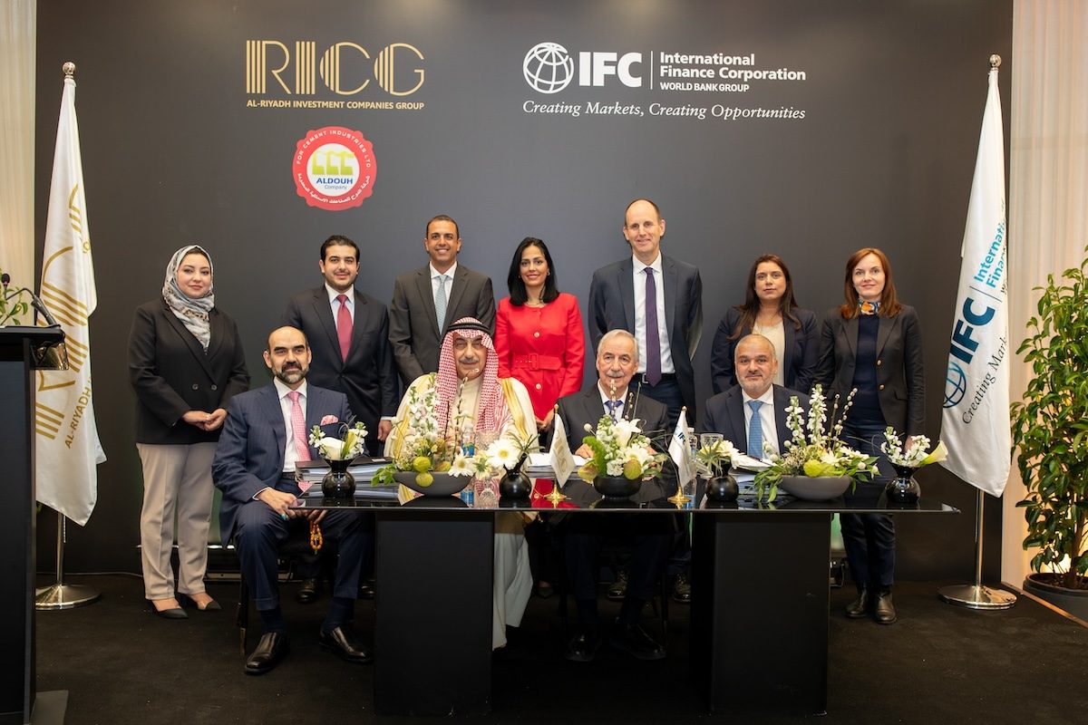 Ashruf Megahed, IFC’s regional industry head (front row, right), says “IFC’s aim is to empower a key player in Iraq’s private sector to take a leading role in the economy’s diversification"