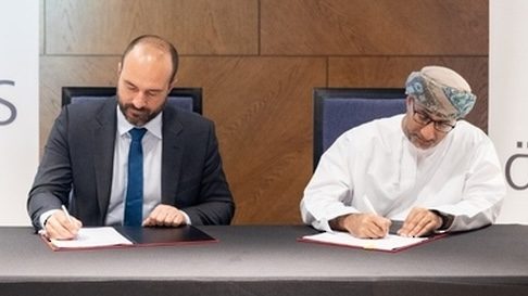 Green Data City CEO Olivier Ohnheiser and Sohar Freezone CEO Omar Mahmood Al Mahrizi sign the agreement for a data mining centre