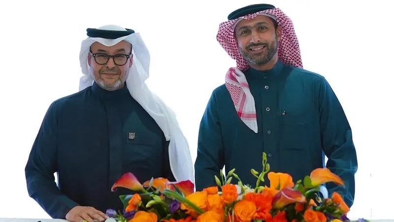Arcapita managing director Muhannad Buhindi and Rikaz CEO Khalid bin Hassan Al-Qahtani at the launch of the new partnership to build a logistics hub in Saudi Arabia