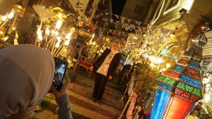 Women shop for traditional 'fanous' lanterns in what marketers call the preparation stage of Ramadan