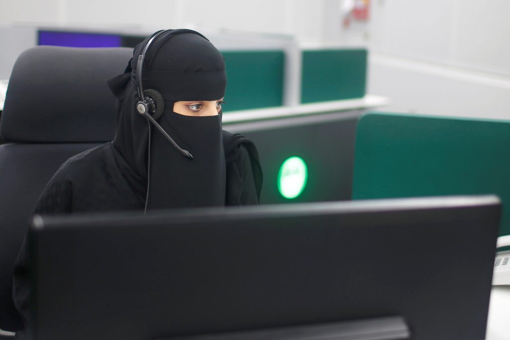 A Saudi woman works inside the first all-female call centre in the kingdom's security sector, in the holy city of Mecca, Saudi Arabia August 29, 2017. REUTERS/Suhaib Salem
