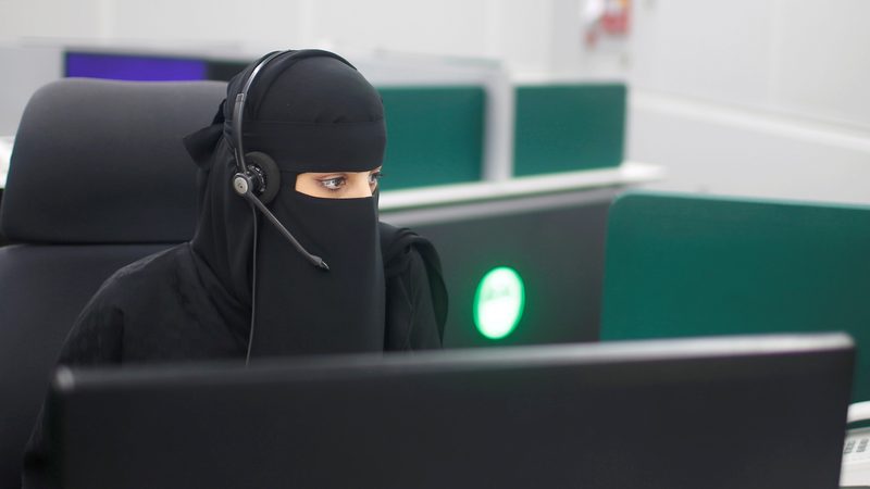 A Saudi woman works inside the first all-female call centre in the kingdom's security sector, in the holy city of Mecca, Saudi Arabia August 29, 2017. REUTERS/Suhaib Salem
