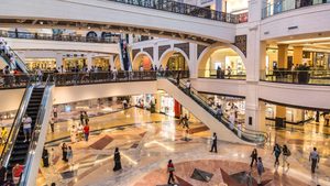 2BYN5A4 Mall of the Emirates is a shopping mall in the Al Barsha district of Dubai.. Image shot 04/2014. Exact date unknown.