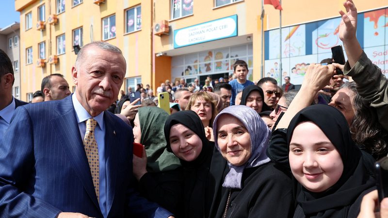 Turkish President Tayyip Erdogan poses with his supporters as he leaves a polling station during the local elections in Istanbul, Turkey March 31, 2024. Murat Kulu/PPO/Handout via REUTERS THIS IMAGE HAS BEEN SUPPLIED BY A THIRD PARTY. NO RESALES. NO ARCHIVES
