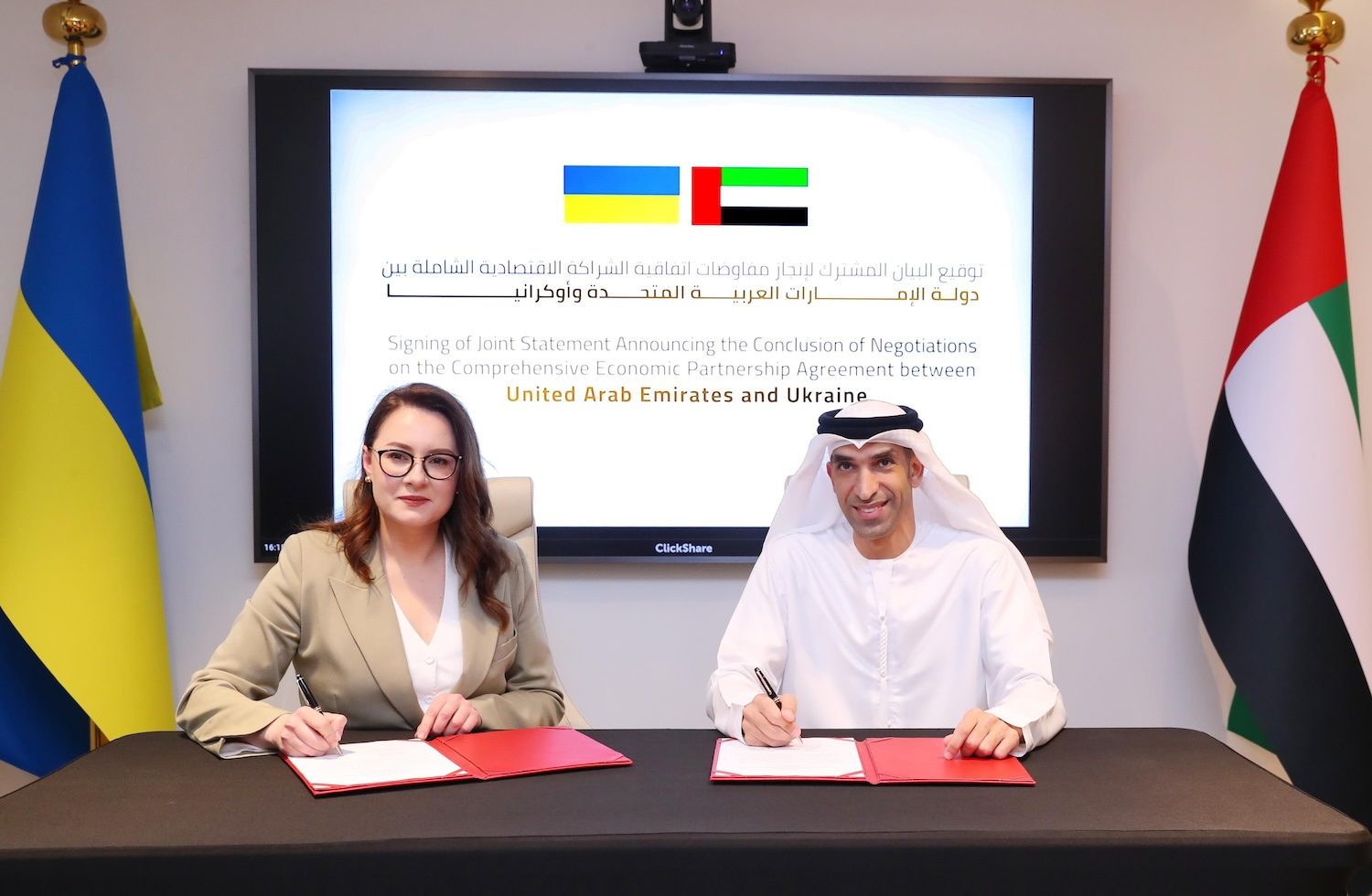 UAE Ukraine cepa Yulia Svyrydenko, Ukraine’s minister of economic development and trade, and Dr Thani bin Ahmed Al Zeyoudi, the UAE’s minister of state for foreign trade, sign the deal between the two countries