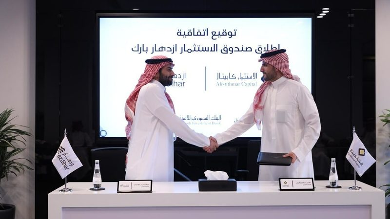 AbdulMohsen bin Fawaz AlHokair, CEO of Ezdihar, and Khaled bin Abdulaziz AlRayes, CEO of Alistithmar Capital, celebrate the signing of the Riyadh business park deal