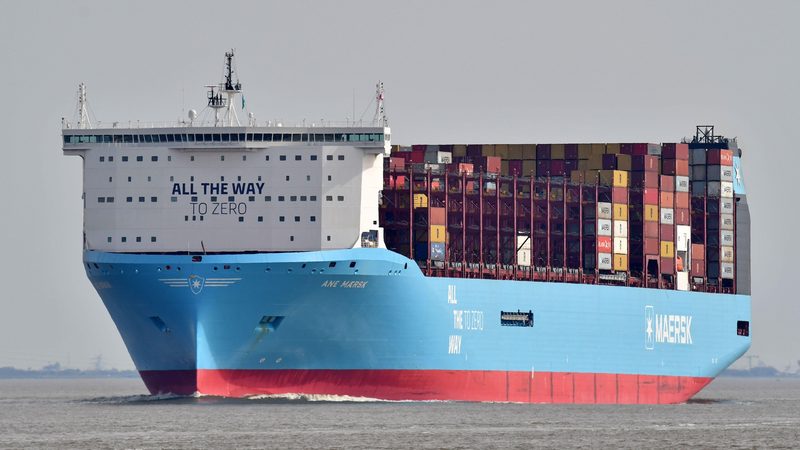 Dual-fuel container ship Ane Maersk leaves Hamburg on its maiden voyage