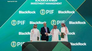 BlackRock chairman and CEO Larry Fink and PIF governor Yasir Al-Rumayyan shake hands at the MOU signing ceremony