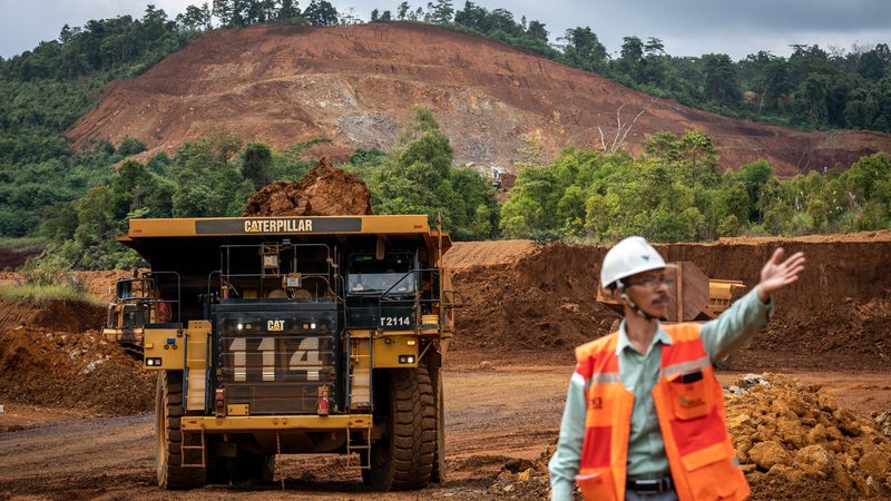 2REKCFR Soroako, Indonesia. 28th July, 2023. A worker seen in action at Nickel mine, operated by PT Vale Indonesia in Sorowako. U.S. Geological Survey Shows that Indonesian nickel reserves ranked first, reaching 21 million tons or equivalent to 22% global reserves. Credit: SOPA Images Limited/Alamy Live News