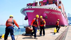 Dockworkers at China's Qingdao Port in Shandong province. The Middle East, Africa and Asia are forecast to propel global trade to $32.6 trillion by 2030