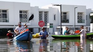 Residents use kayaks to evacuate their flooded residential complex in Dubai following the April storm