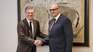 Flavio Cattaneo of Enel, of which Endesa is a subsidiary, and Mohamed Jameel Al Ramahi at the signing of the deal