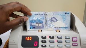A cashier counts Qatari riyal notes at a money changer in Doha. Estithmar's three-year sukuk offers 8.75 percent coupons