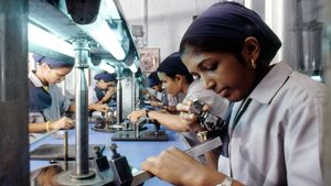 EXMGP7 Indian women working in diamond factory