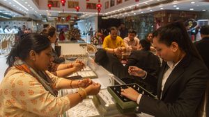 People shop for jewellery in New Dehli, India; the Indian government is concerned about the impact of tariff concessions on gold and silver imports