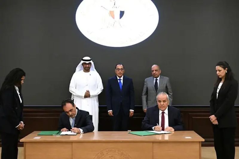 Sultan Al Jaber, chairman of Masdar, Egypt's prime minister Moustafa Madbouly and electricity and energy minister Mahmoud Mustafa Kamal Esmat at the project signing ceremony