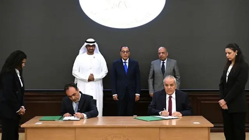 Sultan Al Jaber, chairman of Masdar, Egypt's prime minister Moustafa Madbouly and electricity and energy minister Mahmoud Mustafa Kamal Esmat at the project signing ceremony