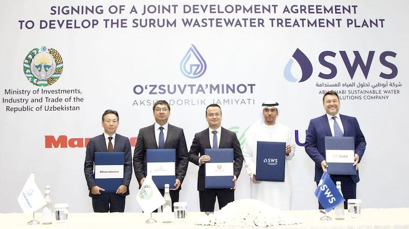 Uzbekistan government officials with executives of SWS Holding, Uzsuvtaminot, Marubeni and Suez at the signing of the wastewater treatment plant agreement