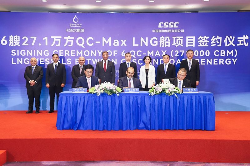 QatarEnergy CEO Saad Sherida Al-Kaabi (centre) and senior executives of Hudong-Zhonghua Shipbuilding and China Shipbuilding Trading Company signing the deal