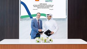 Wael Sawan, CEO of Shell and Saad Al-Kaabi, CEO of QatarEnergy sign the long-term naphtha supply deal