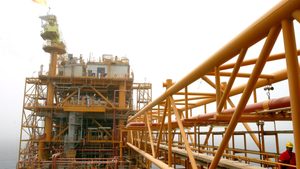 An Iranian worker walks along an oil production platform at the Soroush oil fields 80 km (50 miles) west of Iran's Kharg Island, 1,250 km (782 miles) south of the capital Tehran, in the Persian Gulf July 25, 2005. Picture taken July 25, 2005. REUTERS/Raheb Homavandi